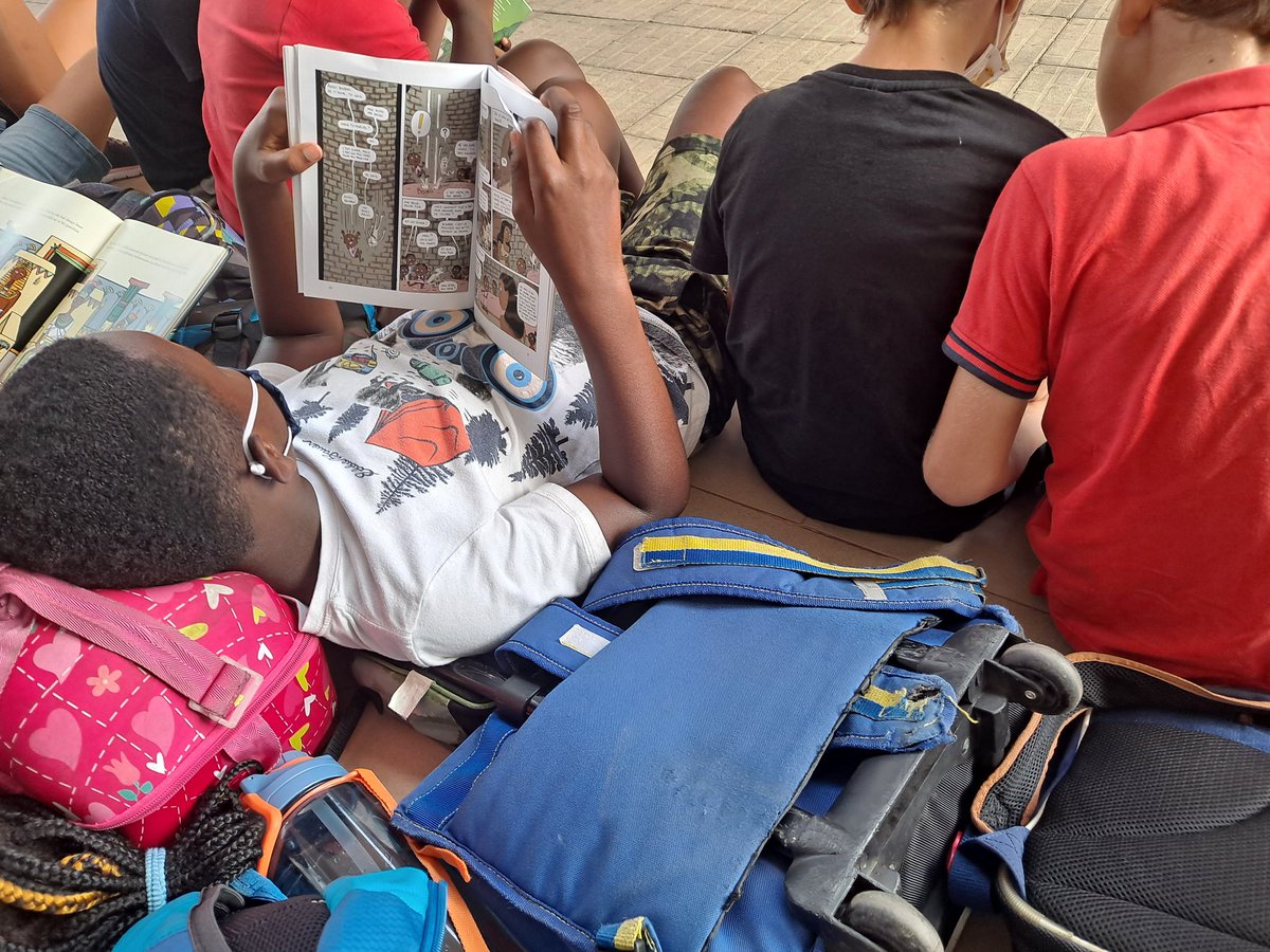 LegrandBaudinet's tweet photo. #lecture #flashmob Grand Merci @LFACCR, équipe de la BCD &amp; CDI pour cette expérience unique vécue dans tout l'établissement de la Maternelle à la Terminale pour nos élèves. 15 minutes de lecture dans un silence épique. Tous ensemble!  😍❤💥👏👏 #semainedelalecture @LeCNL #aefe https://t.co/EcIdkw3RzO
