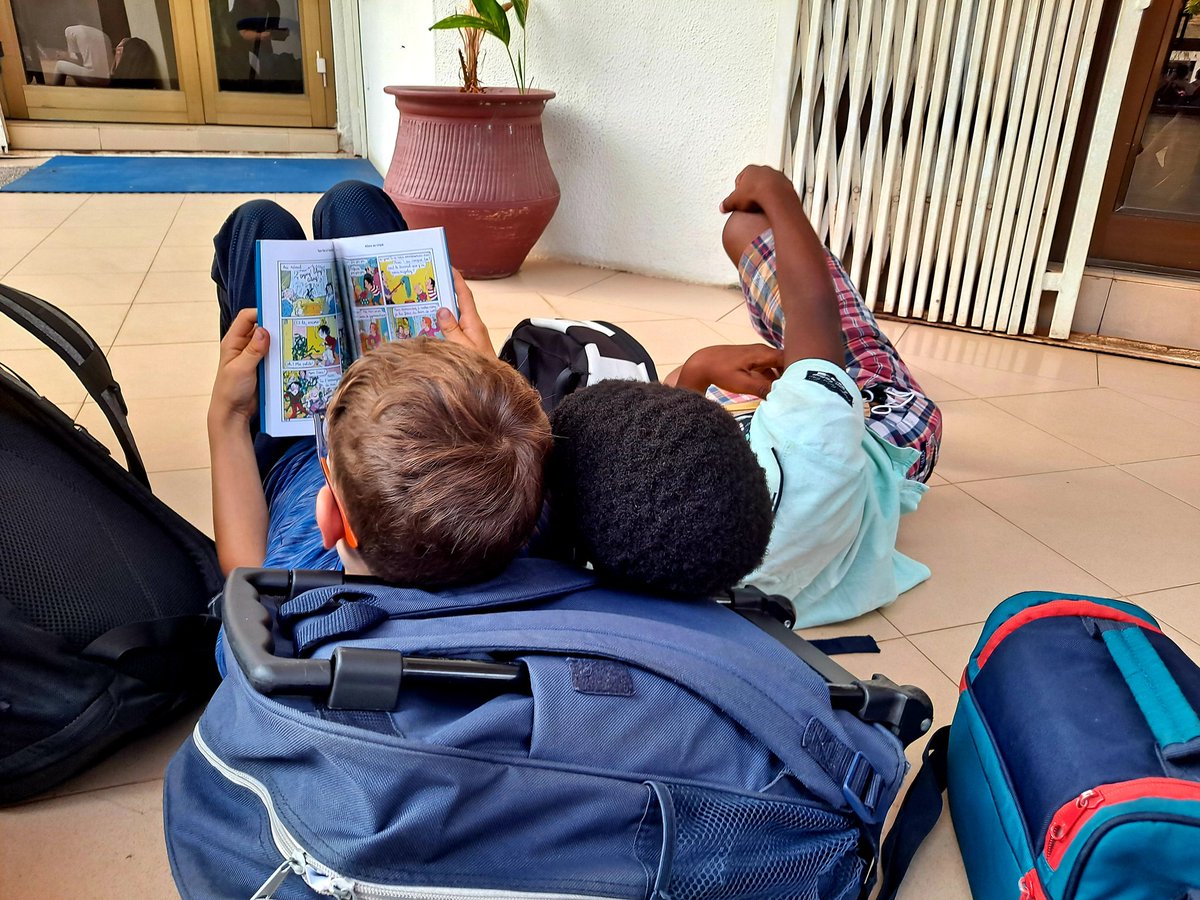 LegrandBaudinet's tweet photo. #lecture #flashmob Grand Merci @LFACCR, équipe de la BCD &amp; CDI pour cette expérience unique vécue dans tout l'établissement de la Maternelle à la Terminale pour nos élèves. 15 minutes de lecture dans un silence épique. Tous ensemble!  😍❤💥👏👏 #semainedelalecture @LeCNL #aefe https://t.co/EcIdkw3RzO