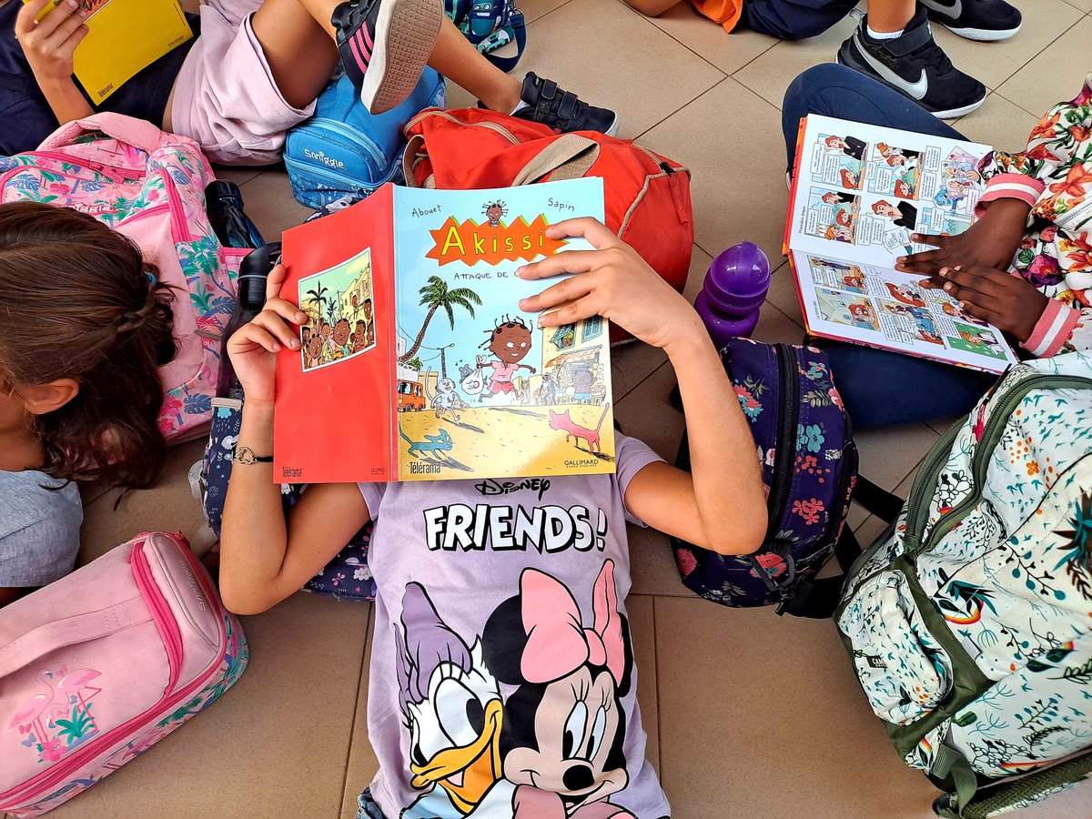 LegrandBaudinet's tweet photo. #lecture #flashmob Grand Merci @LFACCR, équipe de la BCD &amp; CDI pour cette expérience unique vécue dans tout l'établissement de la Maternelle à la Terminale pour nos élèves. 15 minutes de lecture dans un silence épique. Tous ensemble!  😍❤💥👏👏 #semainedelalecture @LeCNL #aefe https://t.co/EcIdkw3RzO