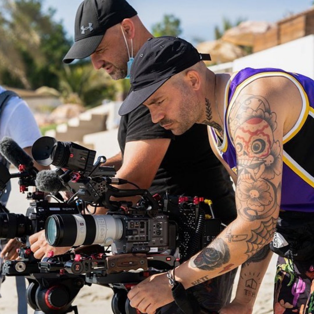 Zacuto's tweet photo. Repost by @ludo.trh
.
FILMING 🎥 🇦🇪 @firstandtenproductions
BTS 📸 @holly.haze

#filmmaking #filmmaker #filmproduction #videoproduction #filmcrew #filmcrewlicious #filmlife #filminglocation #sonyvideography #sonyfx6 #sonylenses #sonymea #zacuto #cameraop https://t.co/pY5oUFOEzI