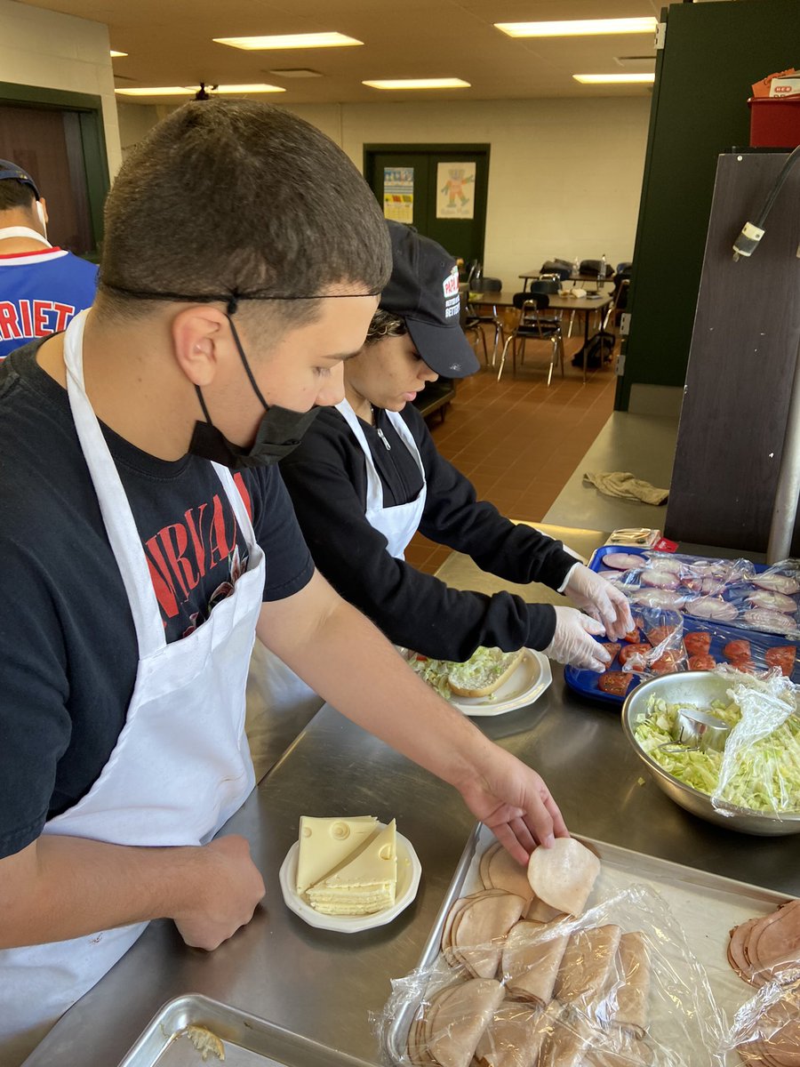 OCCulinaryArts's tweet photo. Student chefs hard at work preparing sandwich boxes for our social studies teachers. Hope y’all enjoy! @NISD_CTE @NISDOConnorHS @MrsCainsUSHIST https://t.co/xuqdhohQvf