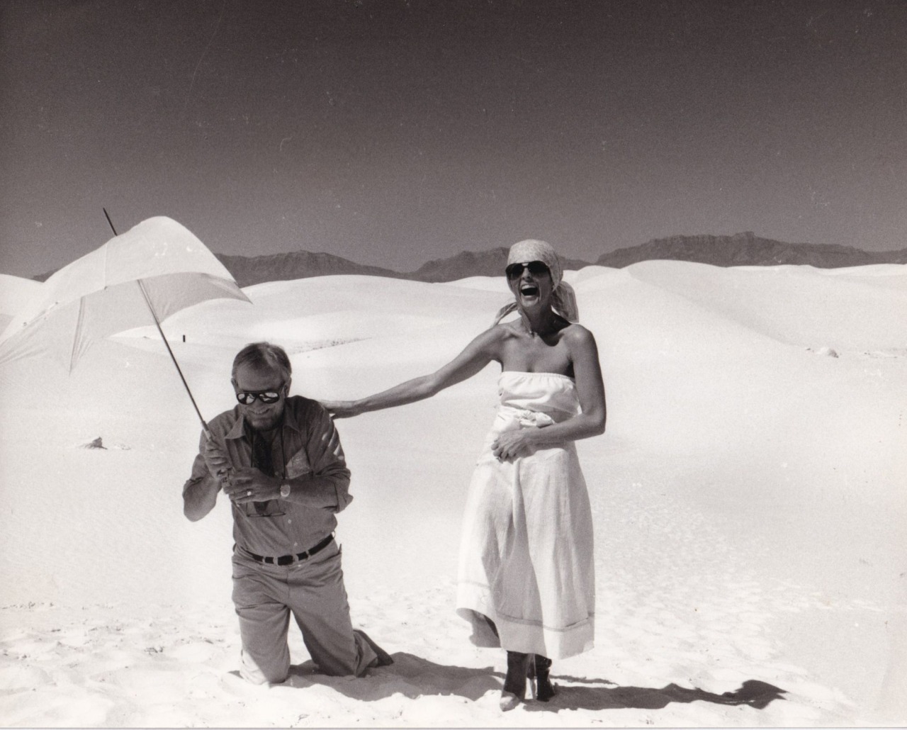 Sam Peckinpah and Ali MacGraw (Happy Birthday) during the filming of CONVOY. 