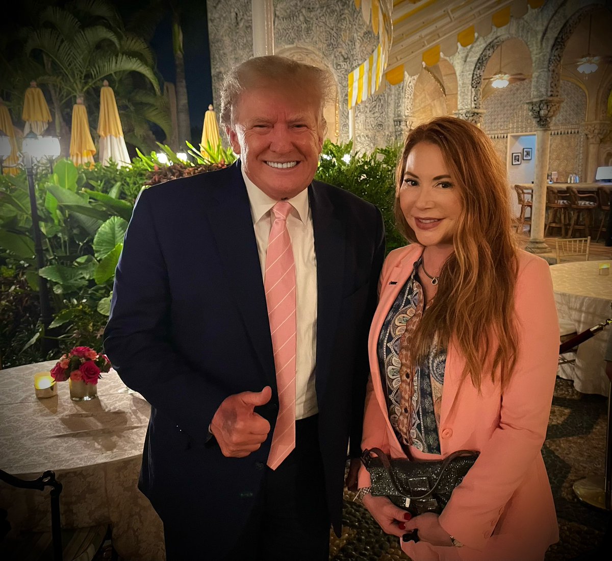 AlisonRThomas_'s tweet photo. It was an honor and a privilege to meet and take a photo with the greatest President of all time!!! That you President Trump! #maralago #AmericaFirst 🇺🇸 https://t.co/5nX1Feo14A