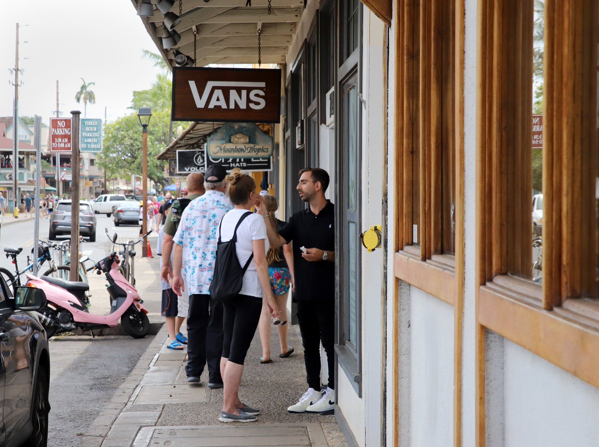 pauladobbyn's tweet photo. Have you been accosted by pushy cosmetic salespeople in a mall or on the sidewalk? Plenty of folks in Maui are fed up. The #Hawaii Office of Consumer Protection is now investigating. Who are these people and what's the connection with Israel? https://t.co/WN4Pub1rNJ @CivilBeat https://t.co/gPJsbTJicI