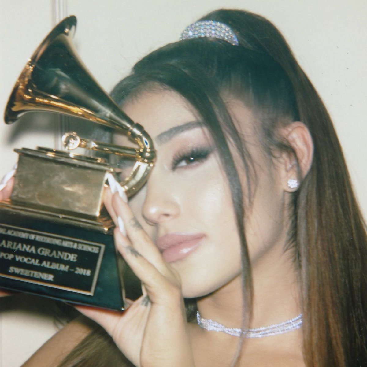 AGrandeSP's tweet photo. ÚLTIMA HORA: Ariana Grande asistirá a la gala de los #GRAMMYs que se celebra este domingo. https://t.co/r3siT87vSx