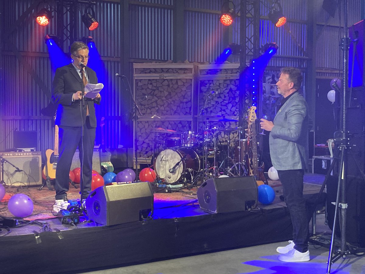 Afscheid van Pieter Bregman als directeur-bestuurder van Nijestee. De leider van de corporaties van de Groningse wijkvernieuwing de afgelopen 20 jaar. Vandaag krijgt hij de erepenning van de gemeente #Groningen. Heel erg dik verdiend!!!