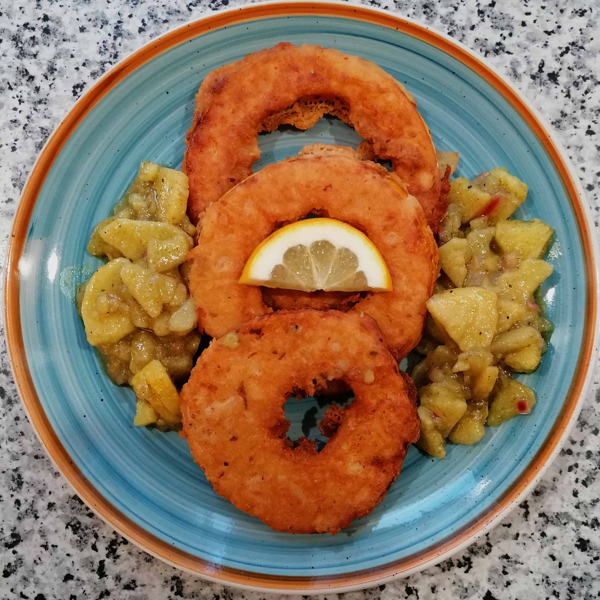 MikeKocht's tweet photo. Eh fast schon #Schnitzel #Twooking am #FF reitag. Aber mit Loch! *gggg*
#Kürbis (#Butternuss) in #Bierteig gebacken
Dazu #Erdäpfelsalat (#Kartoffelsalat)
https://t.co/UyfUjsTKHF https://t.co/MCx665OqjS