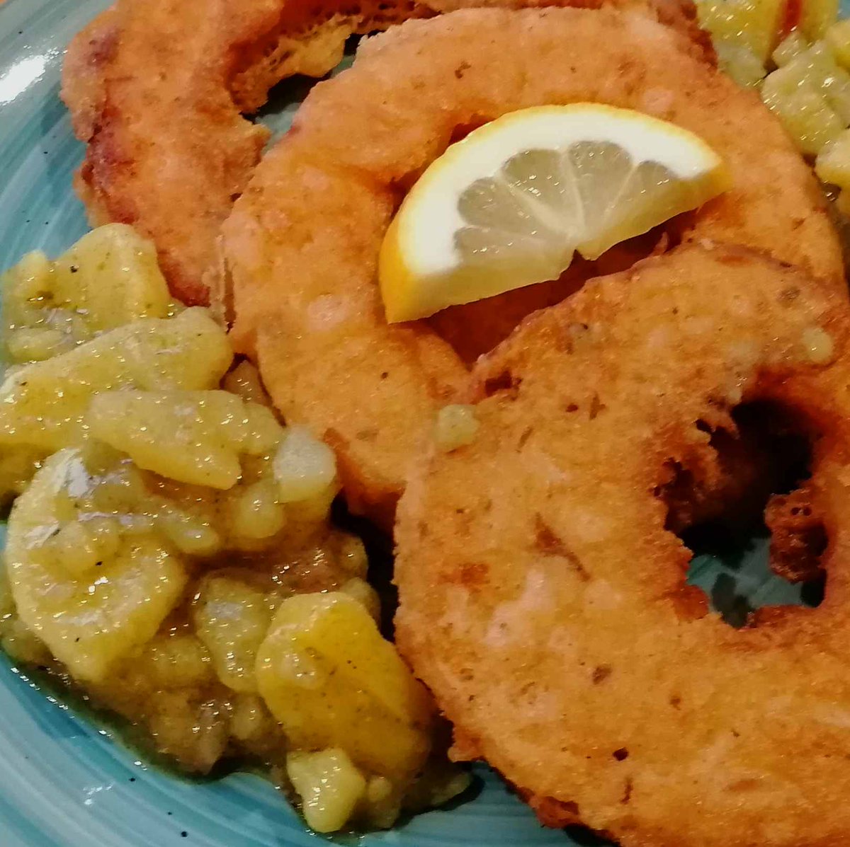 MikeKocht's tweet photo. Eh fast schon #Schnitzel #Twooking am #FF reitag. Aber mit Loch! *gggg*
#Kürbis (#Butternuss) in #Bierteig gebacken
Dazu #Erdäpfelsalat (#Kartoffelsalat)
https://t.co/UyfUjsTKHF https://t.co/MCx665OqjS