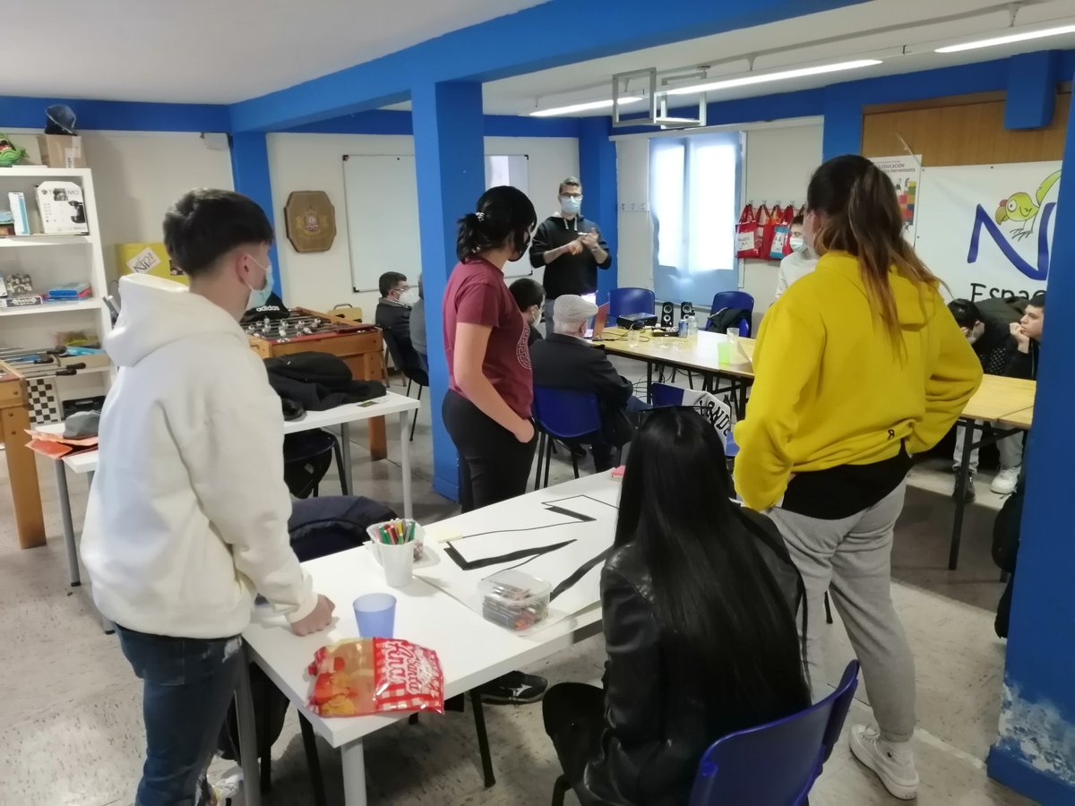LaSalleInstituc's tweet photo. Hoy nos acompaña en la formación del equipo de animadores #ILSA_Grupos la Comunidad Pastoral de Betania #CPBetania.
Compartimos sobre nuestra manera de situarnos frente a los chicos y chicas cada semana. https://t.co/nltr0XDH6K