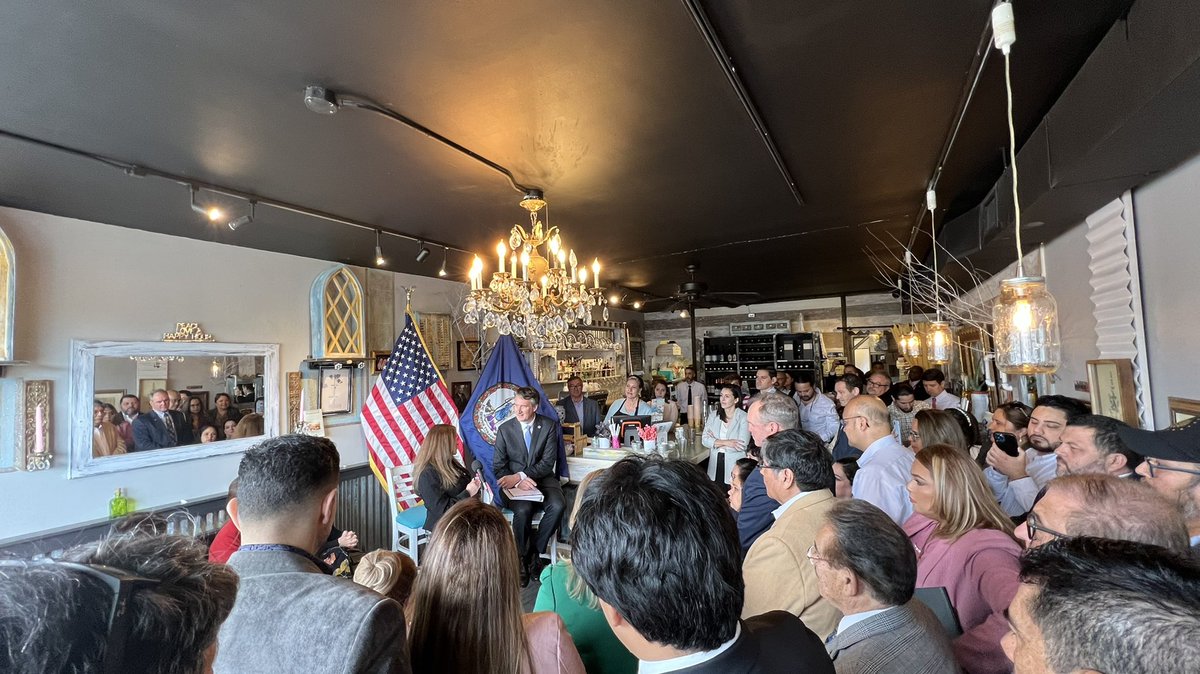 CDHMartinez's tweet photo. Standing room only at the Latino Business Leaders Forum with @GovernorVA @GlennYoungkin. https://t.co/sQGlxoqeFm