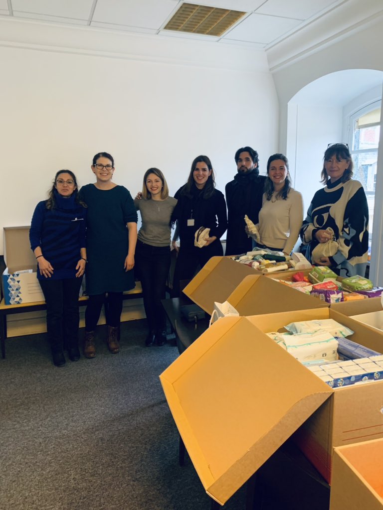 ACP_Parlement's tweet photo. Fin de la #collecte et remise des produits d’hygiène à l’association @feminitesansabr 
Merci aux députés, collaborateurs et à l’ensemble du personnel de @AssembleeNat pour leurs précieux #dons 
#directAN https://t.co/ibXr1izKsz