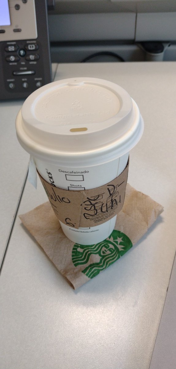 JulioCesarGlz's tweet photo. @StarbucksMex sus tapas nuevas no sellan, en diferentes cafés, todas escurren :( https://t.co/waiwbpkpwr