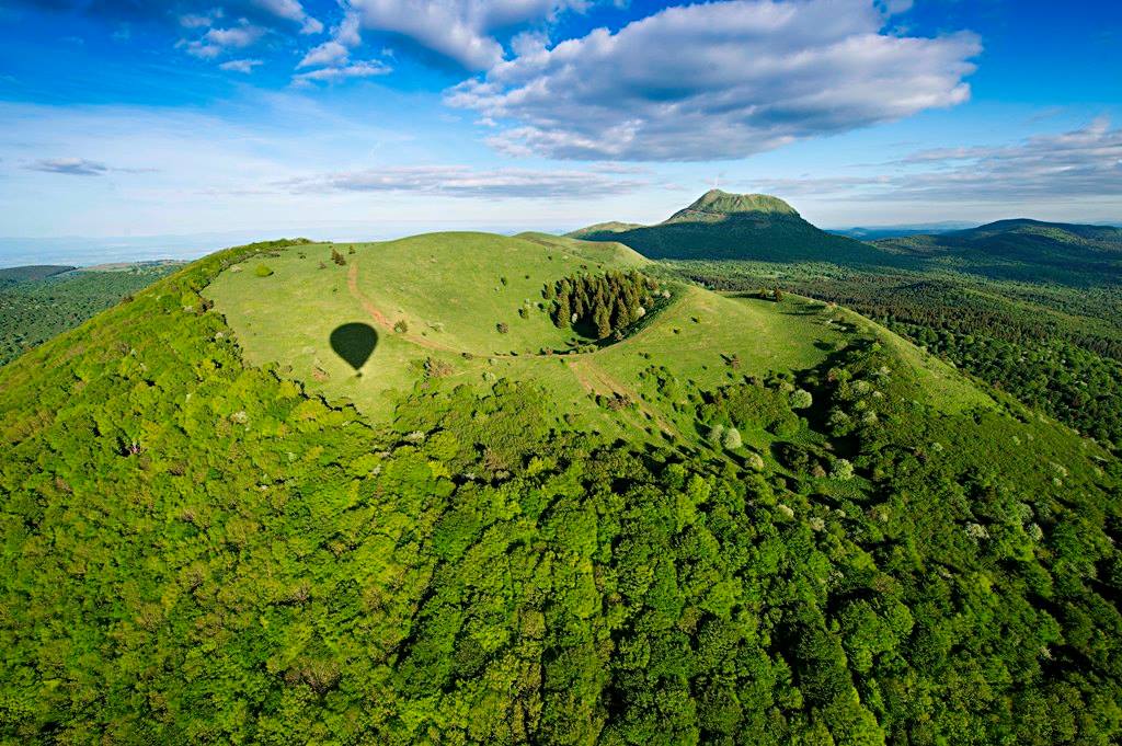 RelaisdesPuys's tweet photo. ✔️ Envie de vous évader le temps d'un weekend ? 😉 
👉 Préparez votre séjour dès maintenant et partez à la découverte des Volcans d'Auvergne et de Vulcania pour un grand bol d'air avec le Relais des Puys ! ☀️🌺✈️🚅⛰🌳🍀
➡️ Infos &amp; Réservations 
🖥 https://t.co/LRjSIz2XKH https://t.co/bB3fg7qbSq