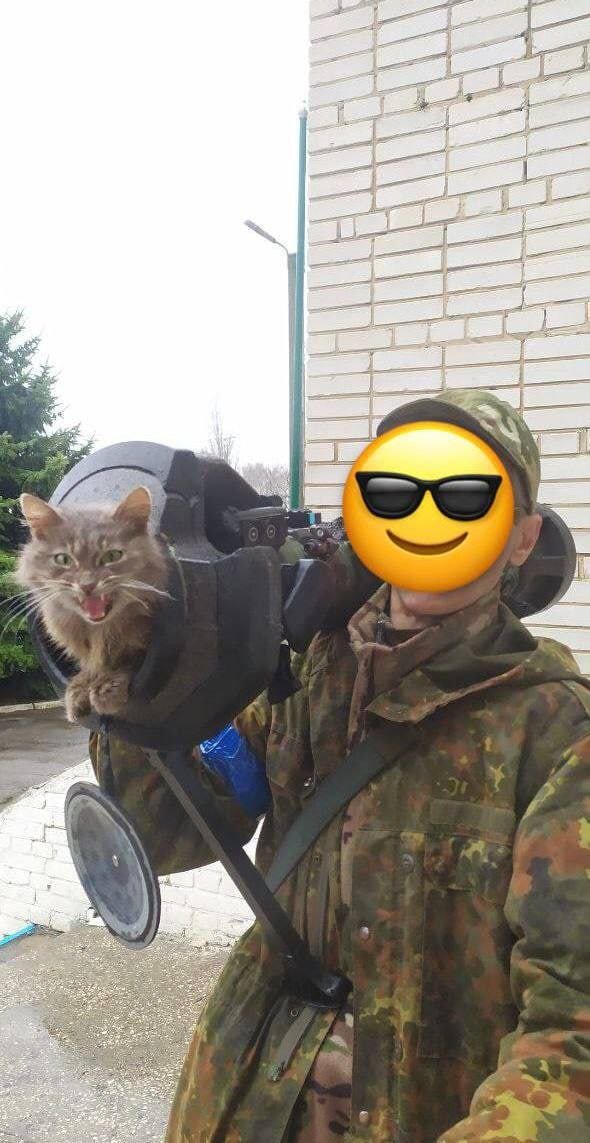 PolymarketIntel's tweet photo. #Ukraine: A very dangerous NLAW anti-tank guided missile with an unconventional feline payload was spotted with the Ukrainian soldiers. https://t.co/yxTldFRZ9L