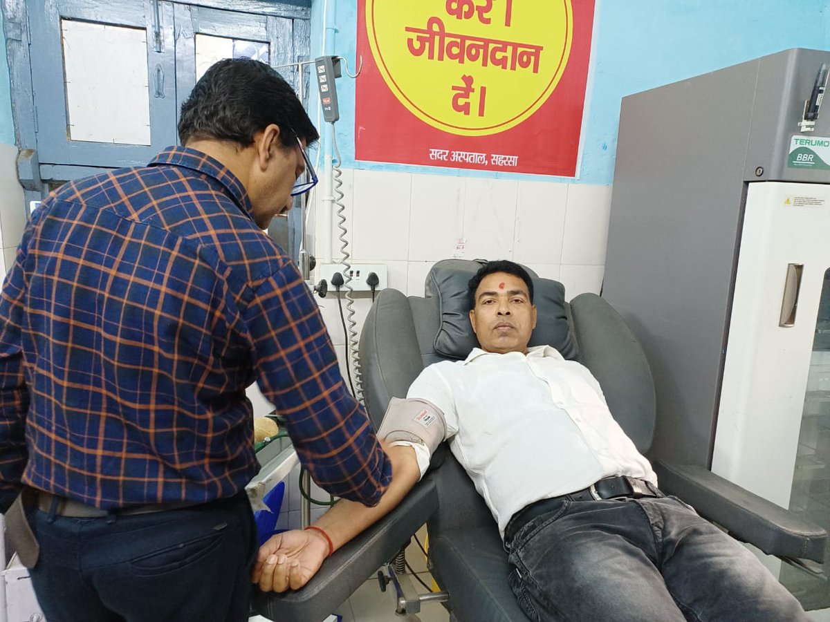 WhyManish's tweet photo. सहरसा चाँदनी चौक निवासी गुड़िया देवी जो बीमार थी, उन्हें खून की जरूरत थी ऐसे में उनके परिजनों ने @BjymSaharsa के कार्यकर्ताओं से संपर्क किया तो,हमारे भाजयुमो सहरसा के जिला उपाध्यक्ष सिंकू सिन्हा से अपना रक्त देकर मदद किया।
@BJYM @Durgeshsinghbjp @deveshkumarbjp @dralokranjanbjp https://t.co/GgYK9Sx1Cy