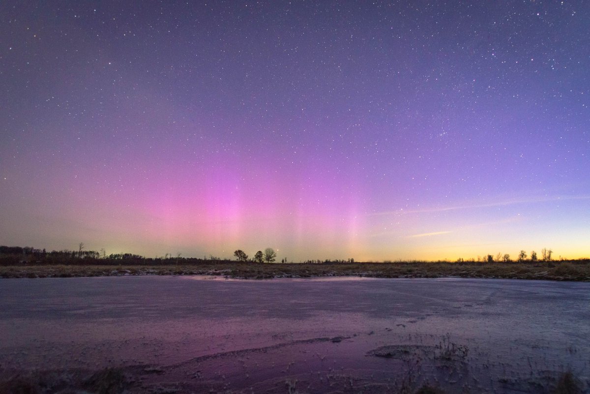 Minnesota and Wisconsin were clouded in for the big aurora show on Wednesday night. I took a chance last night despite terrible space weather readings. Set the alarm for 3:30am and shot aurora and milky way until dawn. #aurora #NorthernLights https://t.co/Mc1ZjSMy6g