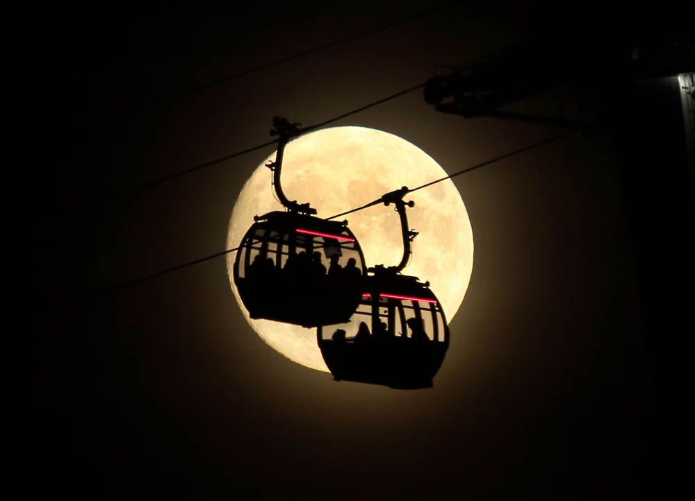 fleetstsfinest's tweet photo. 2 cable cars pass over the Thames at North Greenwich, London. April brings  a Pink Moon, in June a Strawberry Moon and in July a Buck Moon and in August a Corn Moon. The naming of the Moon is believed to be a Native American tradition.
https://t.co/9QIRjpR0U2 https://t.co/N5VPW8FzCe