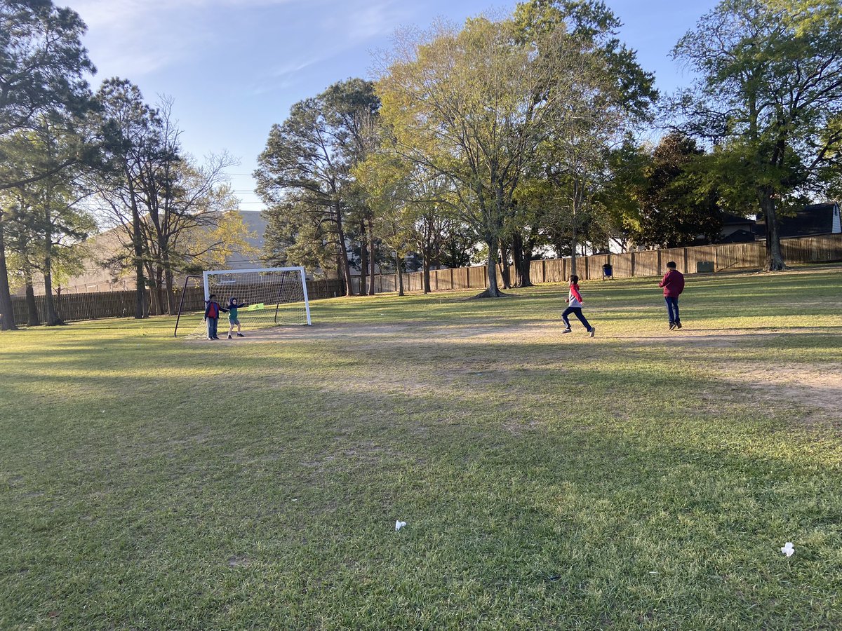 texasmaestramsg's tweet photo. Our morning meeting consisted of a fun game of capture the flag. We practiced teamwork, problem solving, and communication skills. ❤️ We had such a great time!
@HumbleISD_HE
#SEL #classbonding #duallanguageteacher #aprilweather #teachertwitter #iteachsecond https://t.co/20nDEdtAgi