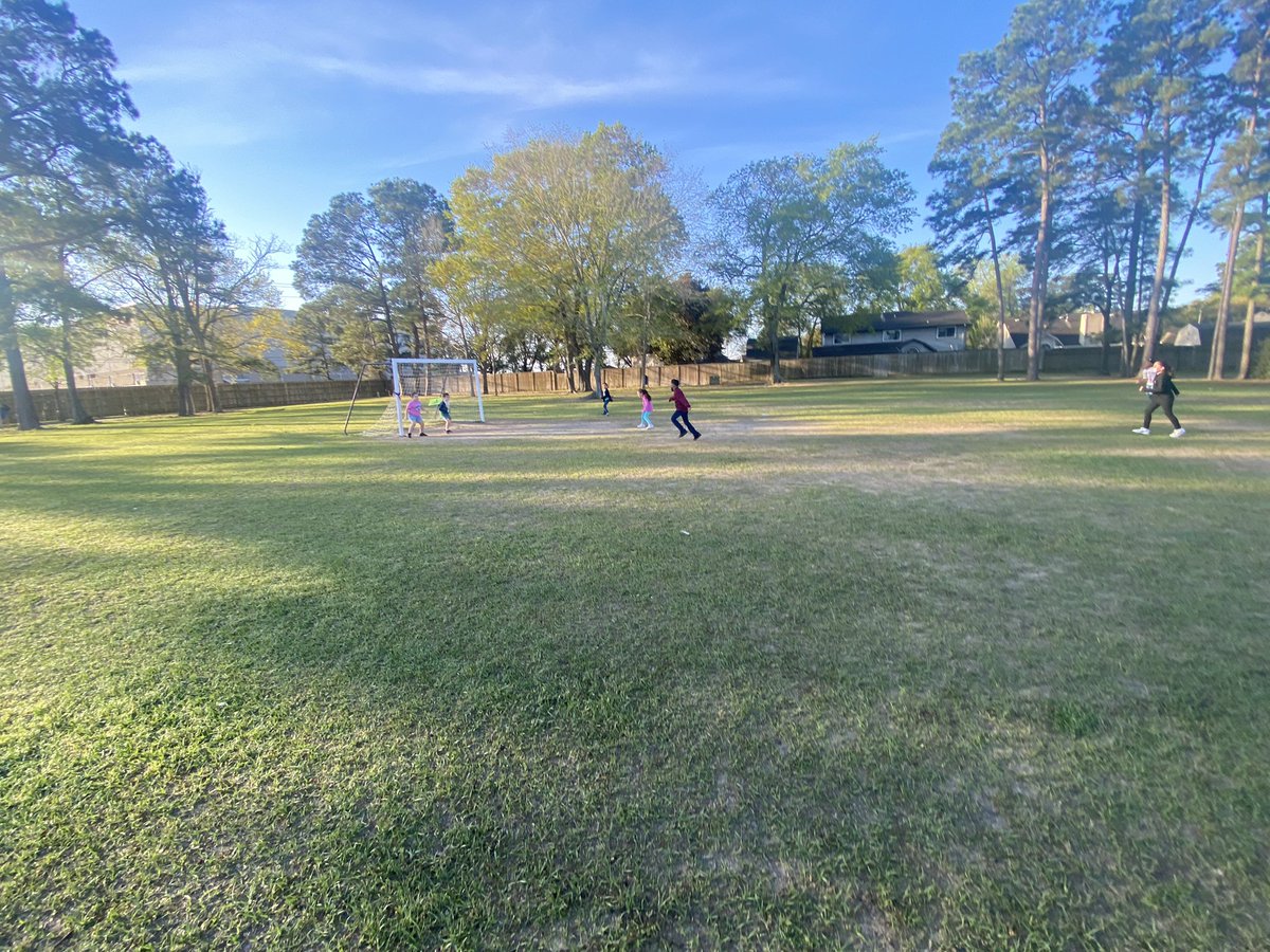 texasmaestramsg's tweet photo. Our morning meeting consisted of a fun game of capture the flag. We practiced teamwork, problem solving, and communication skills. ❤️ We had such a great time!
@HumbleISD_HE
#SEL #classbonding #duallanguageteacher #aprilweather #teachertwitter #iteachsecond https://t.co/20nDEdtAgi