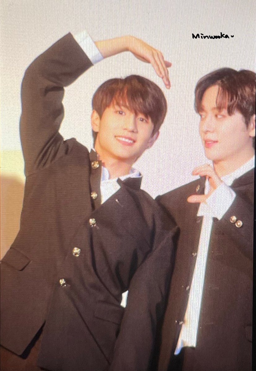 minwoo_ka's tweet photo. 22.04.01 【preview】
PREMIUM LIVE in TOKYO 2022 
K-stageO!

😂😂🤣🤣🤣ㅋㅋㅋ
하트…맞지…??❤️

#민우 #Minwoo #BF @MW_950731 https://t.co/e6lEZ2TOJV