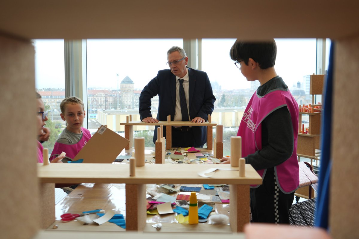acnancymetz's tweet photo. Classe au musée pour les élèves de trois écoles en Moselle actuellement en résidence au @pompidoumetz dans le cadre de l'exposition "L'Art d'apprendre". Le recteur @huartjean a rendu visite aux élèves d'Ars-Laquenexy participant à un atelier animé par les étudiants de @esalmetz https://t.co/tf9gePNMrv