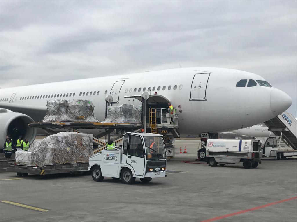 AirTanker's tweet photo. We are honoured to have delivered essential medical aid to Ukraine through a relief flight on behalf of the @DHSCgovuk and @FCDOGovUK. Operated free of charge, we transported 8MT of aid from the UK to Poland. 
https://t.co/akXPMXvTIN

#AirTanker
#Humanitarian
We #StandwithUkraine https://t.co/Tp4jJWIQzk