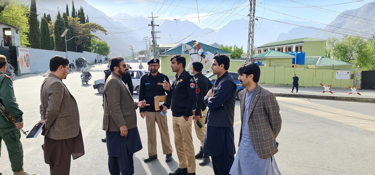 DC_DM_GILGIT's tweet photo. گلگت۔ڈسٹر کٹ مجسٹریٹ / ڈپٹی کمشنرگلگت کیپٹن (ر) اُسامہ مجید چیمہ کا ایس ایس پی گلگت ،اے سی گلگت، ڈی ایس پی ٹریفک و دیگر  کے ہمراہ  ٹریفک کے مسائل کے حوالے سے شہر کے مختلف مقامات کا دورہ۔ ٹریفک کے نظام میں بہتری لانے کے لئے تمام تر وسائل بروئے کار لاۓجائیں گے
@HomeDeptGB https://t.co/3LsY8V5eaH