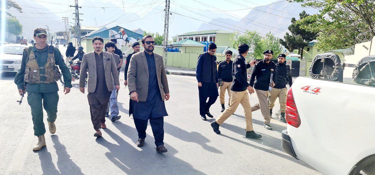 DC_DM_GILGIT's tweet photo. گلگت۔ڈسٹر کٹ مجسٹریٹ / ڈپٹی کمشنرگلگت کیپٹن (ر) اُسامہ مجید چیمہ کا ایس ایس پی گلگت ،اے سی گلگت، ڈی ایس پی ٹریفک و دیگر  کے ہمراہ  ٹریفک کے مسائل کے حوالے سے شہر کے مختلف مقامات کا دورہ۔ ٹریفک کے نظام میں بہتری لانے کے لئے تمام تر وسائل بروئے کار لاۓجائیں گے
@HomeDeptGB https://t.co/3LsY8V5eaH
