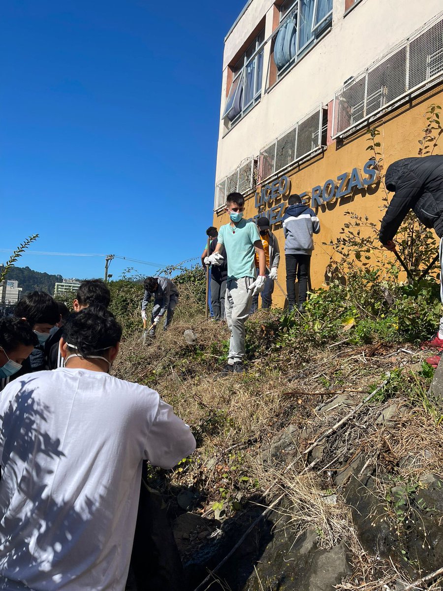 jmr_b38's tweet photo. Toda la comunidad limpia y hermosea su liceo ... venysorprendetedecon el JMR ... https://t.co/yCn2DU7h11