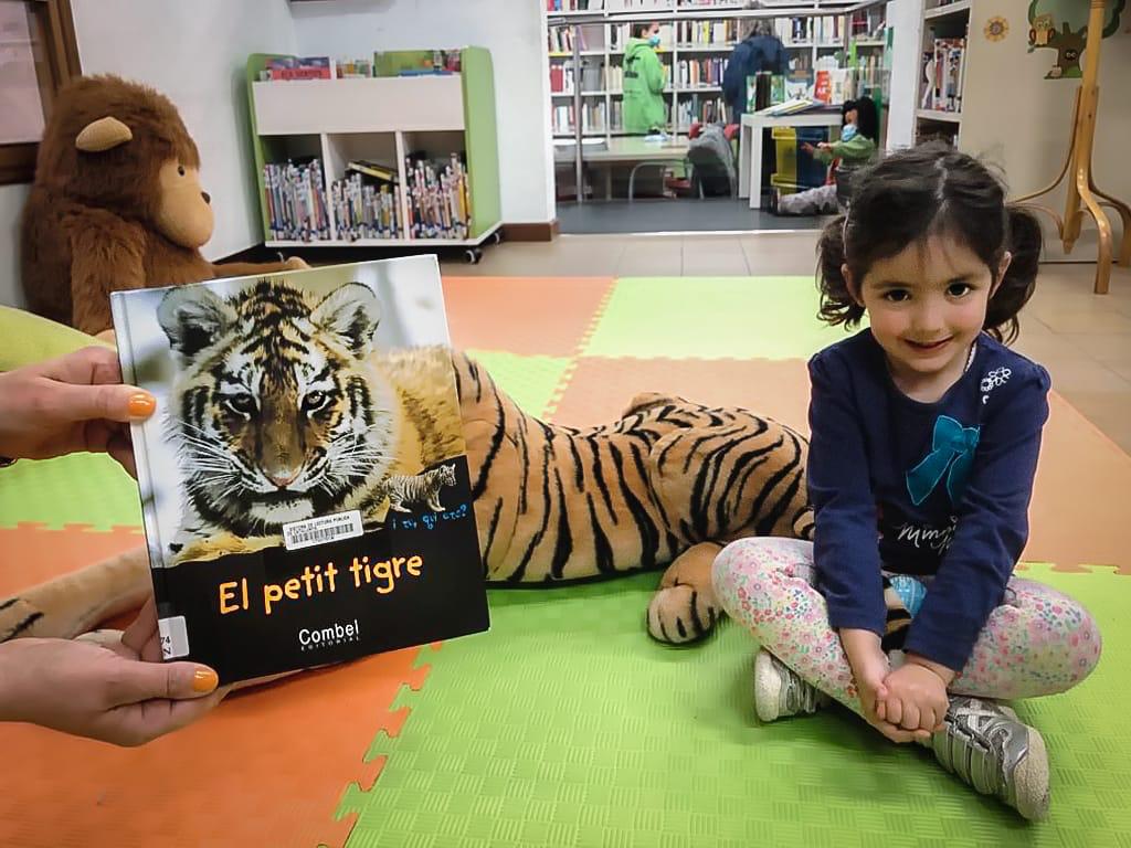 Divendres #bookfacefriday amb la valenta de la Laura…el tigre amb el seu cap arrodonit, el mussell curt I les potes poderosos, el petit tigre està fet per a esdevenir un senyor de la zona infantil de la @bibliotecaespluga

Gràcies a @mire_roma

#bibliotequestgn
#bibliotequescat