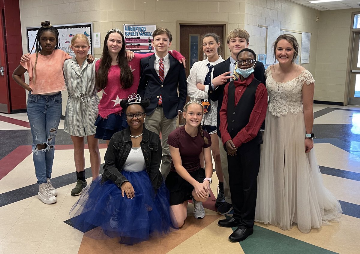 Let me tell you something…@Applebees has NOTHING on @CraytonMiddle!!! #FancyLike👑 #UnifiedSC 💃🏻 #R1Unified ❤️@_abooker1🖤 @Rosita1322 🎩@MrDanielStetson👔 @MrSeanSamon 😃#FancyFriday💙