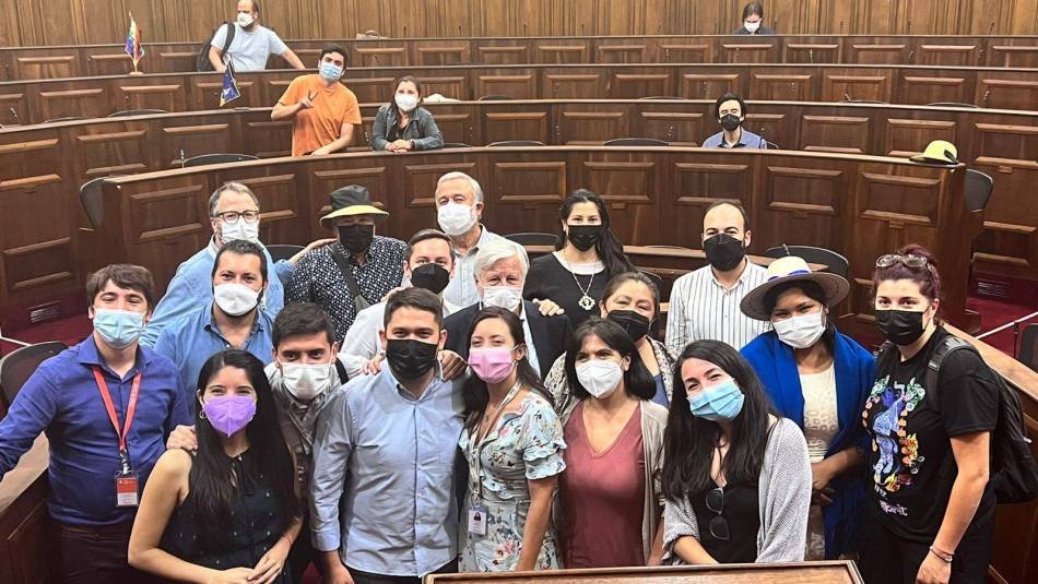 i_respublica's tweet photo. ¿Derecho a la Salud?

La Comisión de Derechos Fundamentales de la @convencioncl aprobó, en general, tres iniciativas sobre la materia. Lamentablemente, sólo garantizarían más listas esperas, más gastos de las personas y menos calidad en las atenciones. Acá te explicamos por qué: https://t.co/Bt11R7MgZn