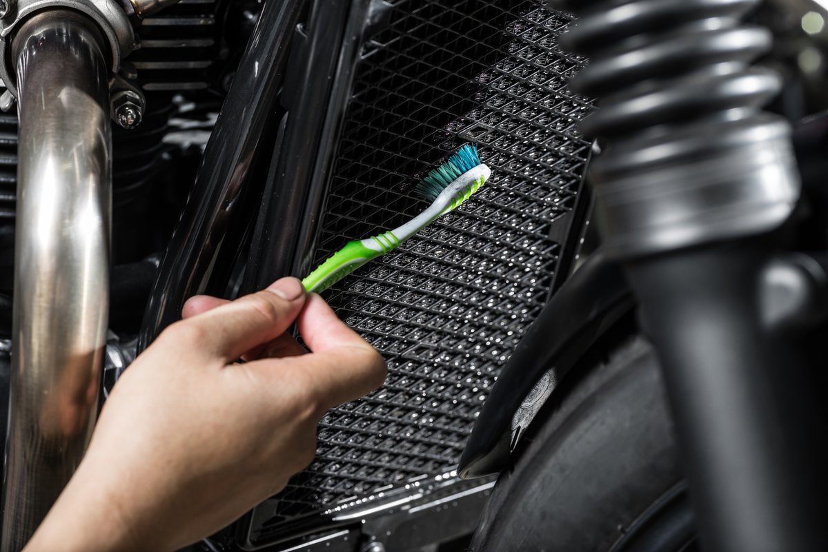 Spring cleaning your car? Use an old toothbrush or a flat screwdriver head covered with cloth to remove crumbs from tight spots in your car! #Spring #Cleaning #Car #CarDetailing 🚘 🖌️ ✨
