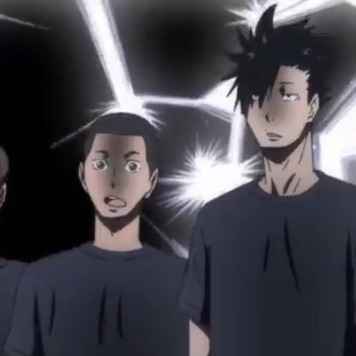 อุหว่า! *ขยับตัวชิดพลางยกมือขึ้นป้องปากกระซิบข้างหูไคโนบุกิ* โฮ่ย ไฮบะเลฟสูงร้อยเก้าสิบเชียวนา ส่วนหมอนี้น่ะยังไม่ถึงร้อยเจ็ดสิบดีเลย อาการคลั่งส่วนสูงแบบนี้ไม่ดีแล้วล่ะมั้งไคคุง