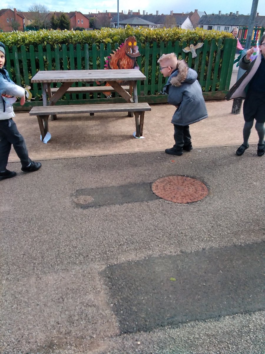 uptonclass1AB's tweet photo. It was a chilly but sunny afternoon for egg hunting! Everyone managed to find the missing half of their egg that the Easter bunny had hidden! https://t.co/8kFEQPA7OP
