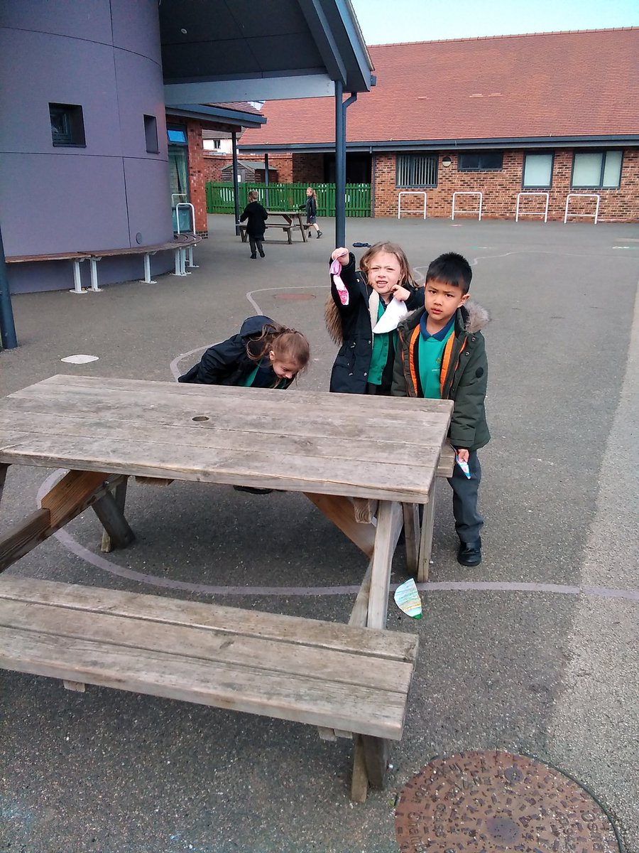 uptonclass1AB's tweet photo. It was a chilly but sunny afternoon for egg hunting! Everyone managed to find the missing half of their egg that the Easter bunny had hidden! https://t.co/8kFEQPA7OP