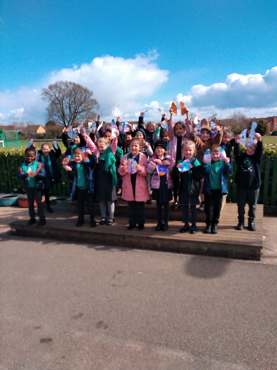 uptonclass1AB's tweet photo. It was a chilly but sunny afternoon for egg hunting! Everyone managed to find the missing half of their egg that the Easter bunny had hidden! https://t.co/8kFEQPA7OP