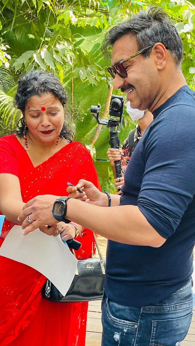 AjayTiwariAj1's tweet photo. Boss @ajaydevgn and @SarikaGupta1980 

 #HappyBirthdayAjayDevgn https://t.co/3OFXtjQh2Z