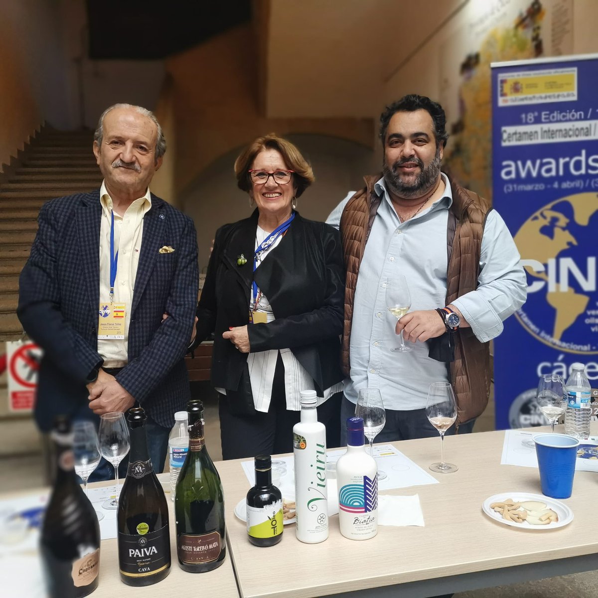 CINVEcontest's tweet photo. Qué lujo poder contar con estos profesionales para impartir el taller “Sensaciones #Cinve” en el Palacio de Carvajal patrocinado por @DiputacionCC #Cáceres Jesús Flores, Anuncia Carpio y Manuel Herrera https://t.co/Ju6wvjt5Bb