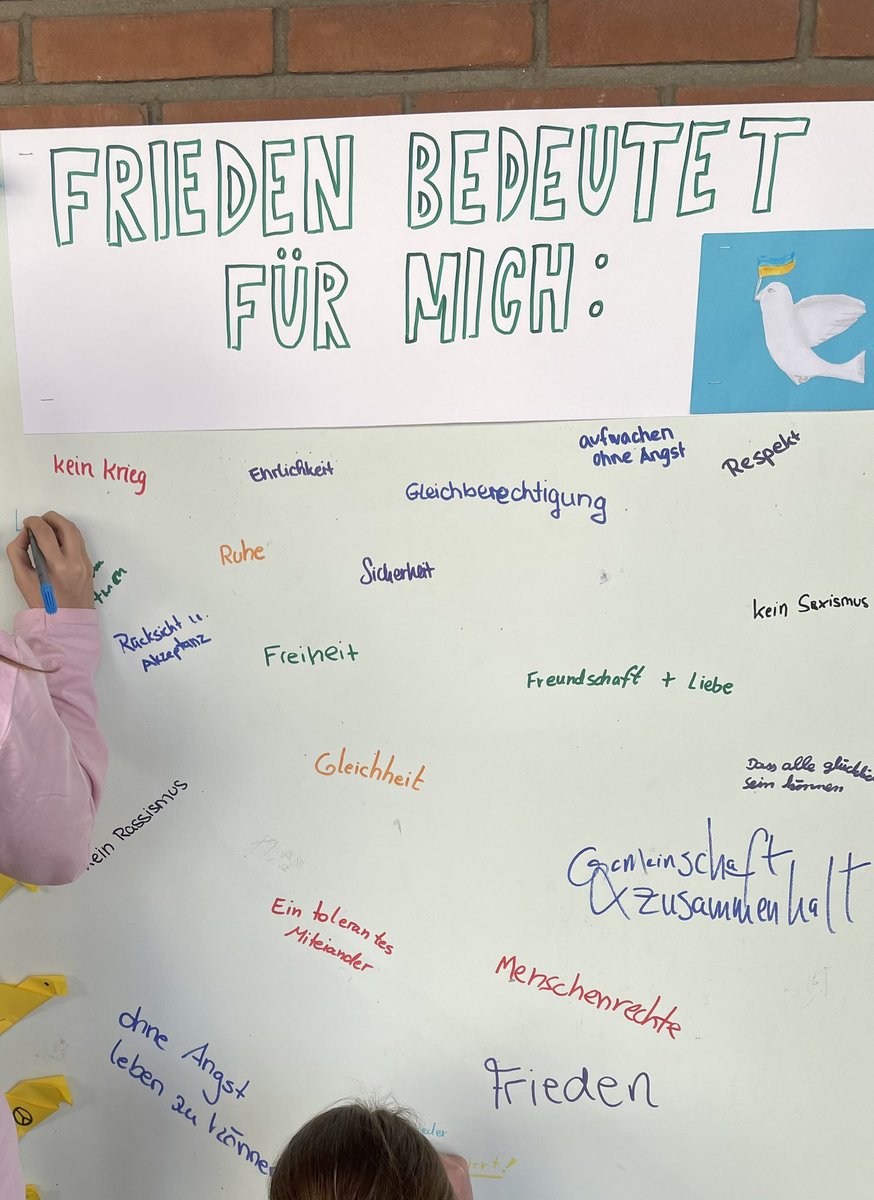 Mein #wowdw: Unsere Friedenswand füllt sich jeden Tag mehr. Besonders schön sind die Gespräche, die sich dabei ergeben. #twlz