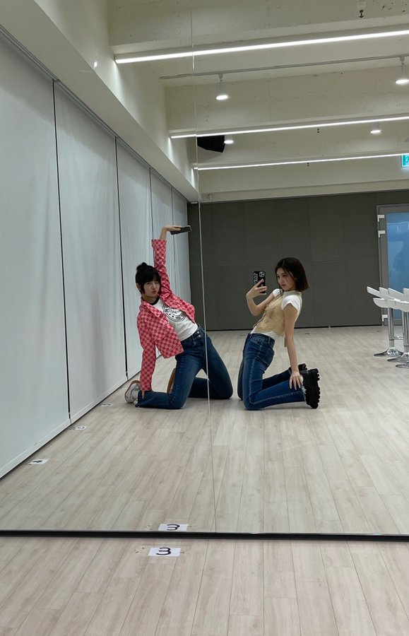 nauorei's tweet photo. i also made sure to take a shot of Gaeul unnie and me in front of the mirror, showcasing our best poses. ୭̥ https://t.co/wjQwTaijyd