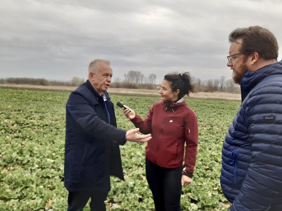 Storbonden Ivan Kilhan har fyllt tågvagnar med 500 ton vete som körs till Kyiv. Bröd är allt i Ukraina. Ingen får svälta. För vad är pengar värt ett svältår? Vad kostar ett stycke guld när folk går hungriga? Jo, det kostar en bit torrt bröd, säger Ivan. 

sverigesradio.se/artikel/ukrain…