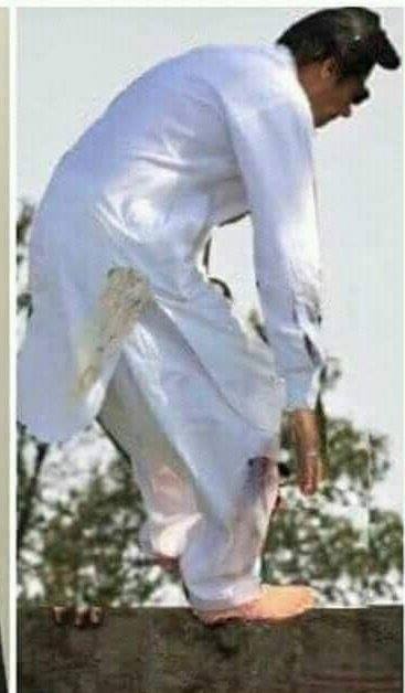TahirSa13095064's tweet photo. @waqarsatti @MRiazkhan54 بنی گالہ: اہم فیصلے !
عدم اعتماد کامیاب ہونے پر یوتھیوں نے ڈی چوک پر ہنگامہ آرائی کی جس پر پولیس نے کریک ڈاؤن کیا تو عمران نیازی ایک ہزار #Push_up نکالیں گے 💪
لیکن اگر پولیس نے بنی گالہ جاکر انہیں گرفتار کرنے کی کوشش کی تو وہ بنی گالہ کی پہاڑی سے چھلانگ لگا کر بھاگ لیں گے🏃 https://t.co/XKw44DxRrb