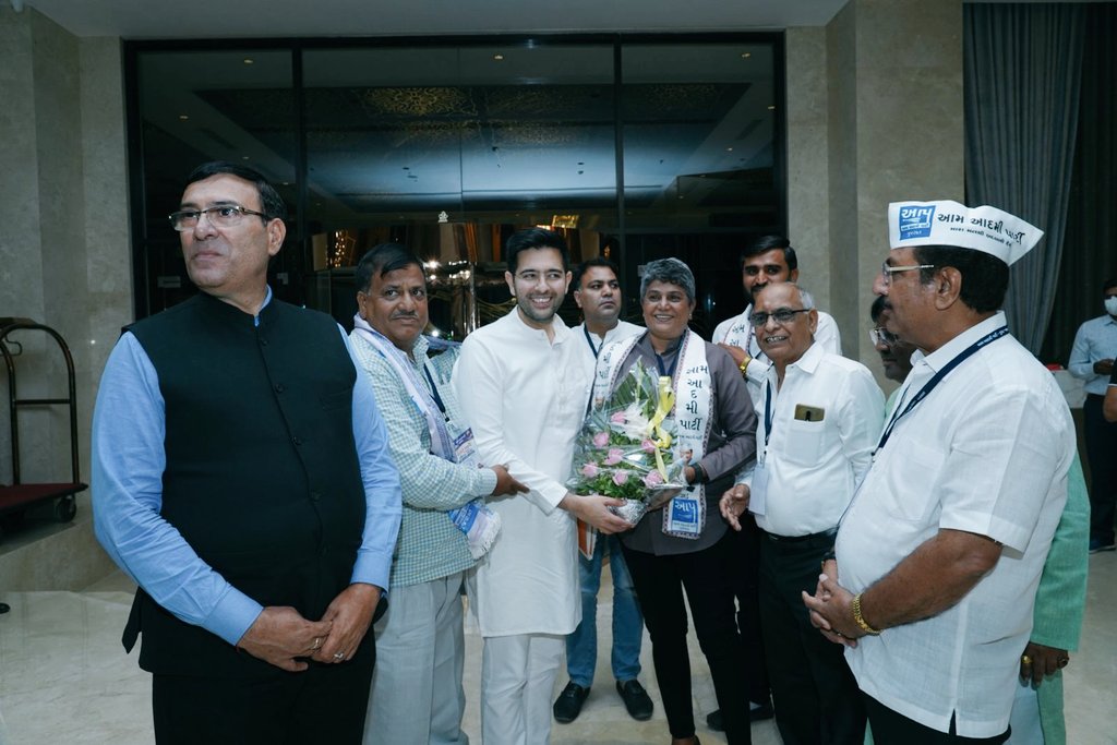 AAP_Baroda's tweet photo. ગુજરાત ને ભ્રષ્ટાચાર મુક્ત બનાવવા અને સારી શિક્ષા આરોગ્ય જાળવવા ગુજરાત માં કેજરીવાલજી, ભાગવત માન જી , અને રાઘવ ચઢ્ઢા જી  નું સ્વાગત છે..

#WelcomeToGujarat_AK_BM https://t.co/wnAmqJ4v62