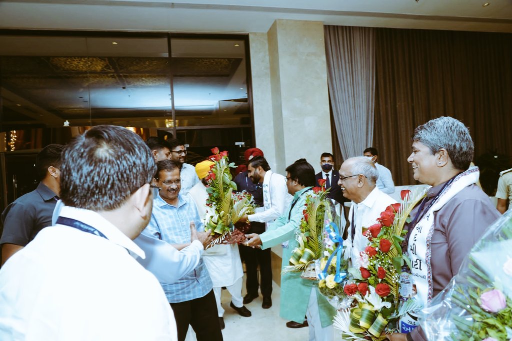 AAP_Baroda's tweet photo. ગુજરાત ને ભ્રષ્ટાચાર મુક્ત બનાવવા અને સારી શિક્ષા આરોગ્ય જાળવવા ગુજરાત માં કેજરીવાલજી, ભાગવત માન જી , અને રાઘવ ચઢ્ઢા જી  નું સ્વાગત છે..

#WelcomeToGujarat_AK_BM https://t.co/wnAmqJ4v62
