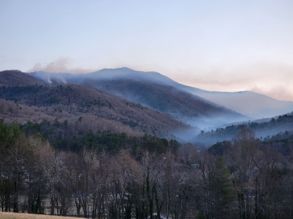 BLMFire's tweet photo. @NIFC_Fire #NationalFireNews is now updated Mon-Fri --> https://t.co/d7rrLe8Jph
40 uncontained large fires burning in 10 states. All but 3 are burning in the Southern area w/21 new large fires reported yesterday.
Sit Report --> https://t.co/iZEDcu8Yce
📷 #ThomasDivideFire https://t.co/2VI2aLl28l