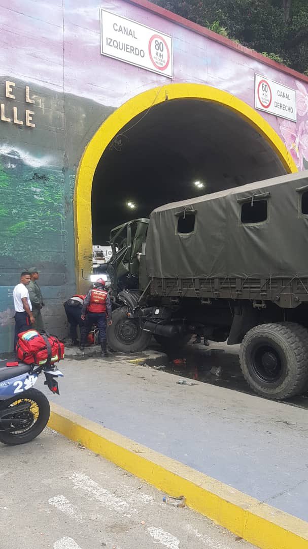 JonathanQuantip's tweet photo. Hace minutos: colisionó un convoy militar en la entrada hacia el Túnel del Valle vía El cementerio. Un tripulante lesionado trasladado por @angelesdlasvias. Restringido el tránsito 1:12 pm @FMCENTER https://t.co/UVvf1idlLg