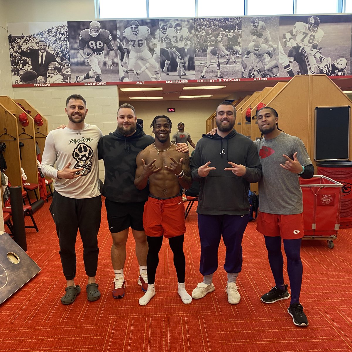 ChaosTempo's tweet photo. Look at theses little jimmies, all grown up and doing grown man things today at the chiefs facility! so proud of them, not only for what they've accomplished on the field, but more importantly, the young men they've grown into.
@Duron_lowe_1
BTW; they're all 🌻🌻🌻🌻🌻
😜 https://t.co/948msHAK01