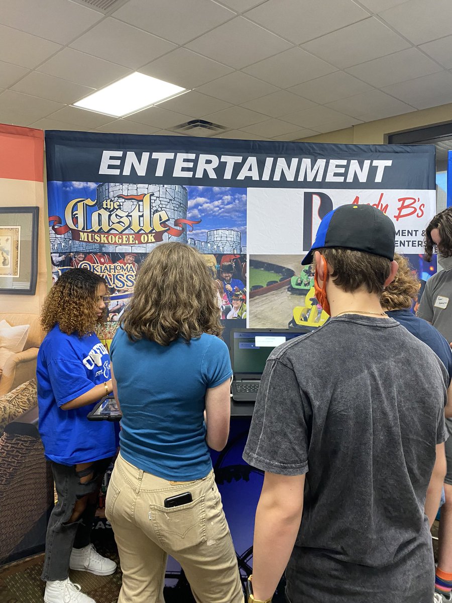 JAOklahoma's tweet photo. Our purpose is to inspire and prepare young people to succeed in a global economy. Thank you, @simmons_bank , for helping make a difference in studentsβ financial literacy skills. #FinancialLiteracyMonth #JAFinancePark https://t.co/42ScYoQYhK