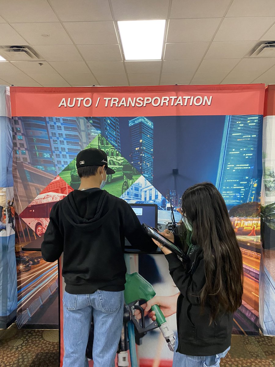 JAOklahoma's tweet photo. Our purpose is to inspire and prepare young people to succeed in a global economy. Thank you, @simmons_bank , for helping make a difference in studentsβ financial literacy skills. #FinancialLiteracyMonth #JAFinancePark https://t.co/42ScYoQYhK